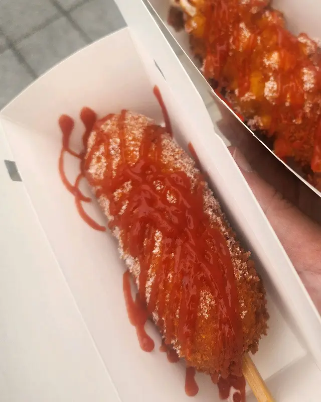 케첩이 듬뿍 뿌려진 핫도그