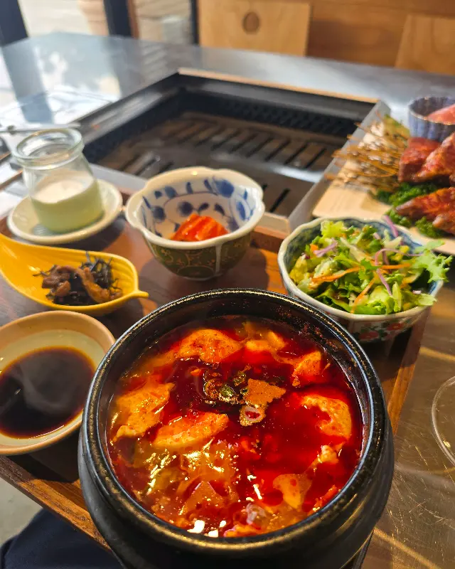 숯불 위에 구워지는 흑돼지