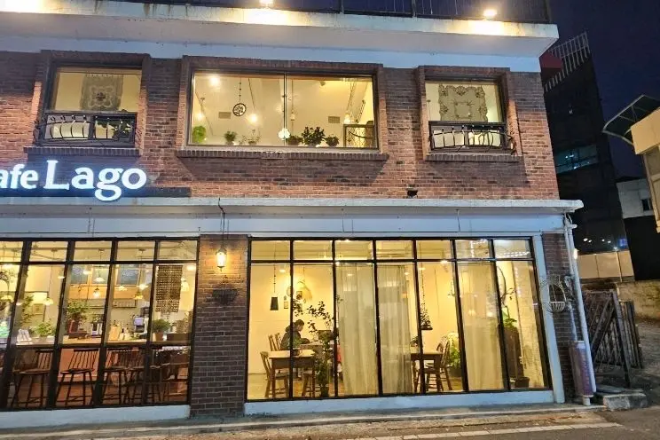카페 외부 야경