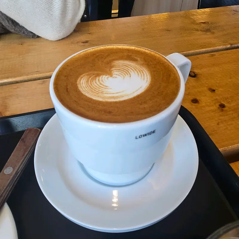 라떼 아트가 예쁜 커피