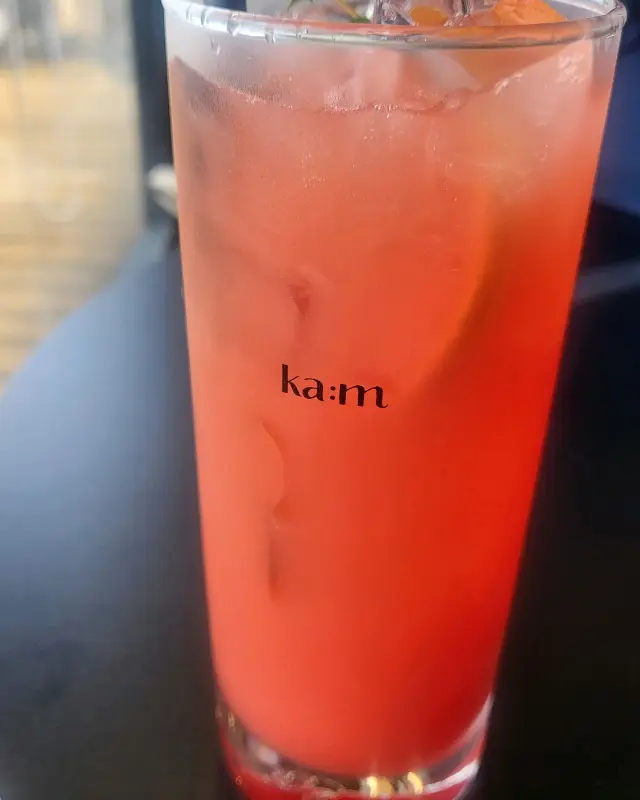 음료에 새겨진 카페 이름