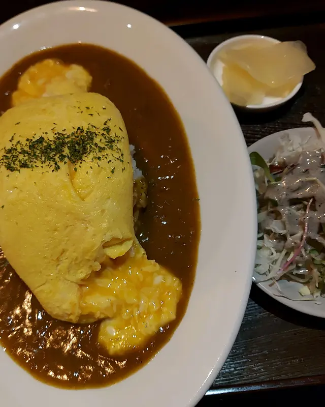 오므라이스를 가르면 흘러내리는 부드러운 계란