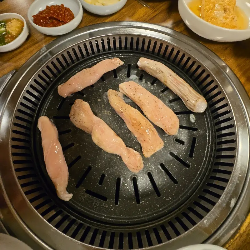 불판 위에서 익어가는 돼지갈비의 모습