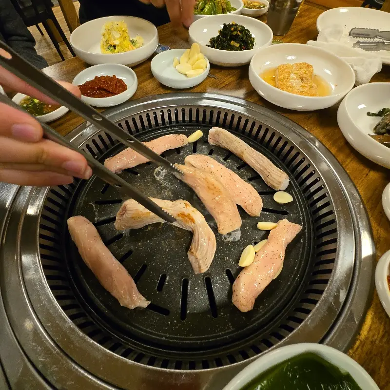 돼지갈비가 불판 위에서 구워지고 있는 모습