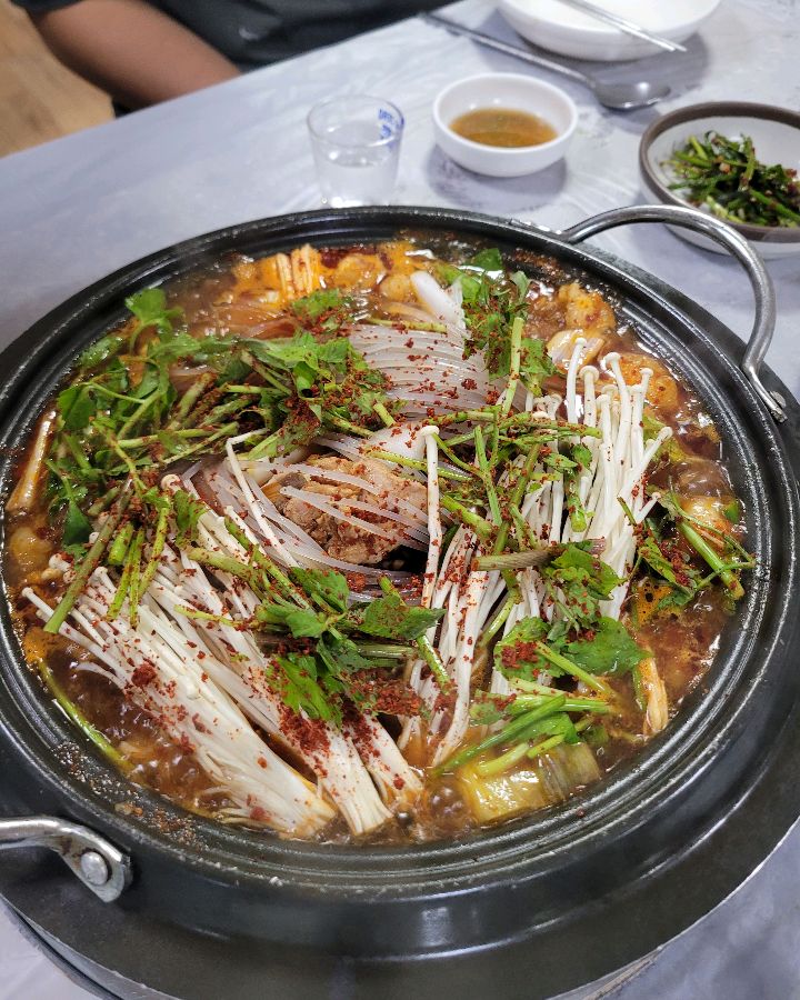 푸짐하게 올려진 쑥갓과 팽이버섯이 인상적인 곱도리탕