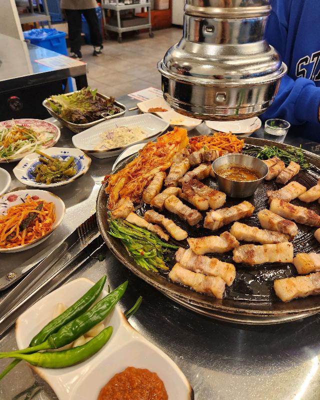 삼겹살 기름에 볶아 더욱 맛있는 볶음밥