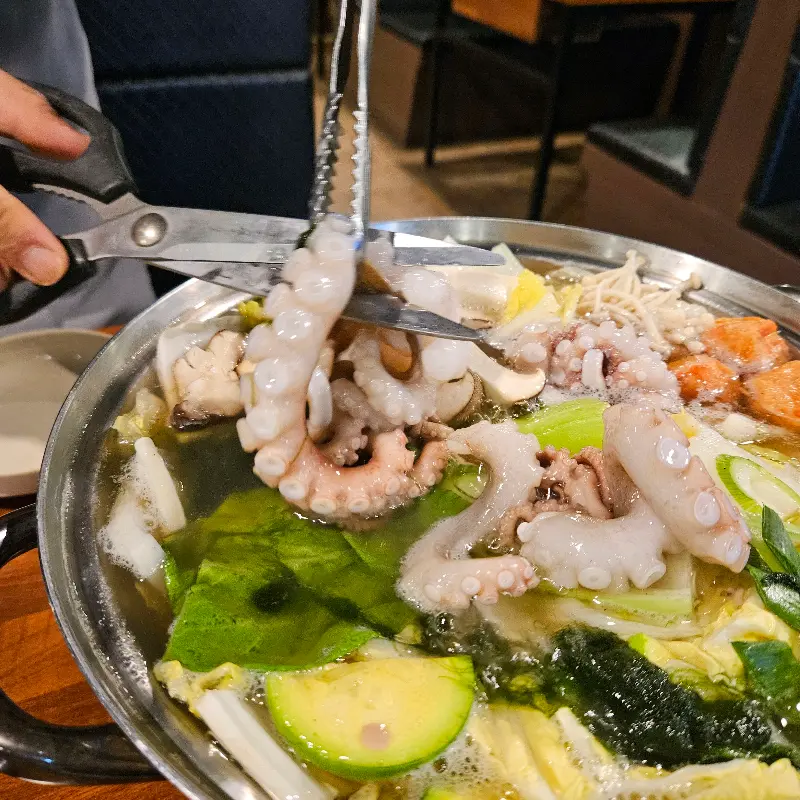 연포탕에 들어간 낙지를 자르는 모습