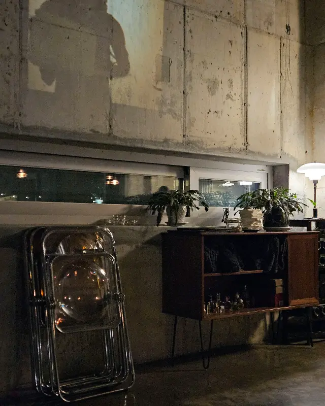 카페 내부 벽면 인테리어