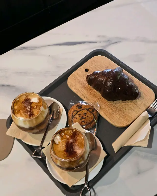 수제 바닐라빈 라떼와 디저트