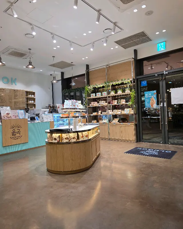 넓고 깨끗한 옳곡 카페 내부