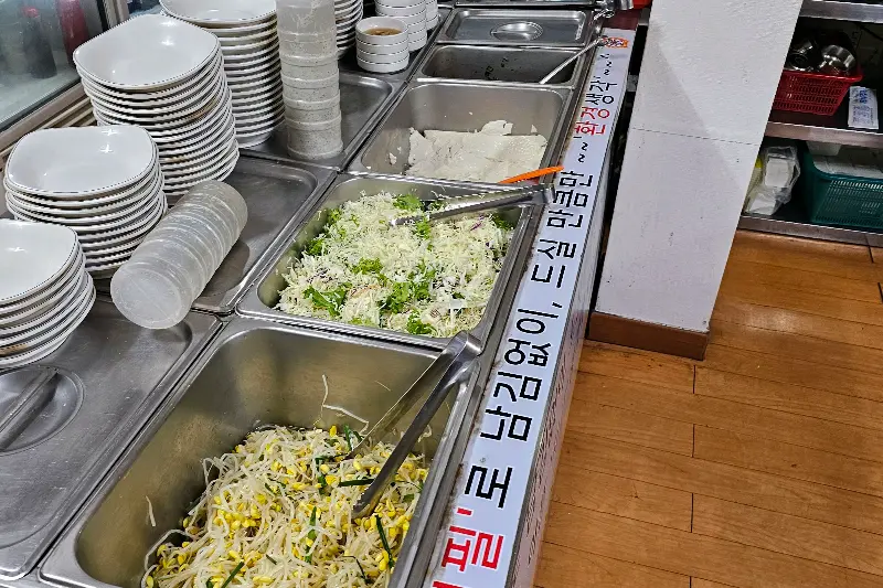 깔끔하고 정갈한 분위기의 식당 내부