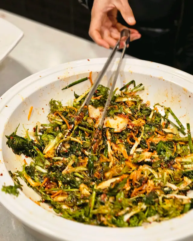 신선한 채소가 가득한 샐러드 코너