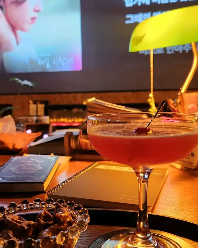 칵테일과 치즈 플레이트