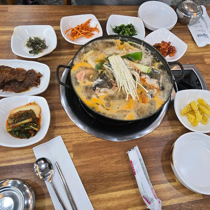 푸짐한 해물탕 한 상 차림