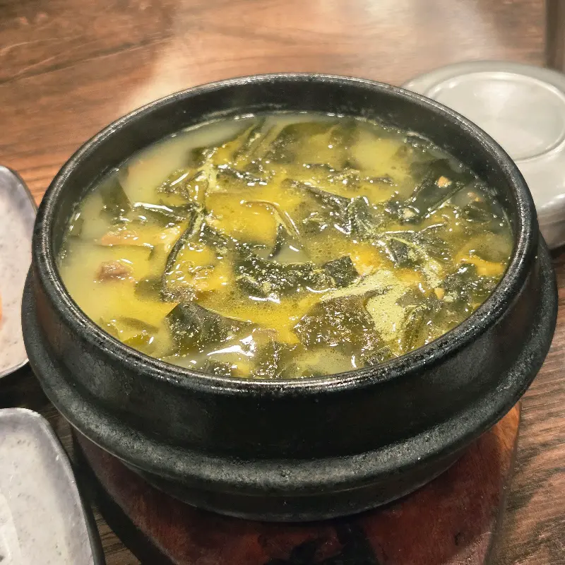 뽀얀 국물이 인상적인 가자미 미역국