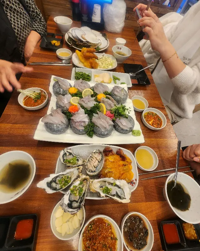 단체 손님도 문제없는 넓은 매장