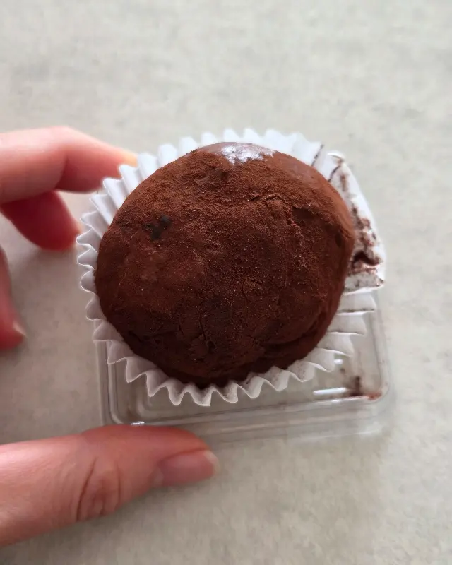 손으로 잡은 초콜릿 볼