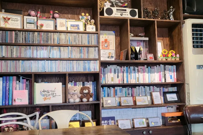 책과 CD가 가득한 벽면