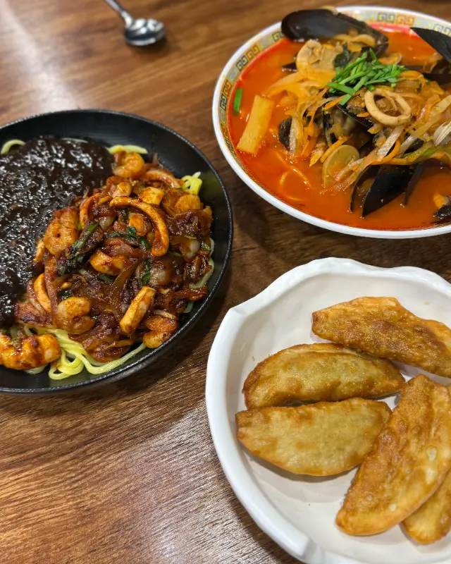 불맛이색짜장, 짬뽕, 군만두 한상차림