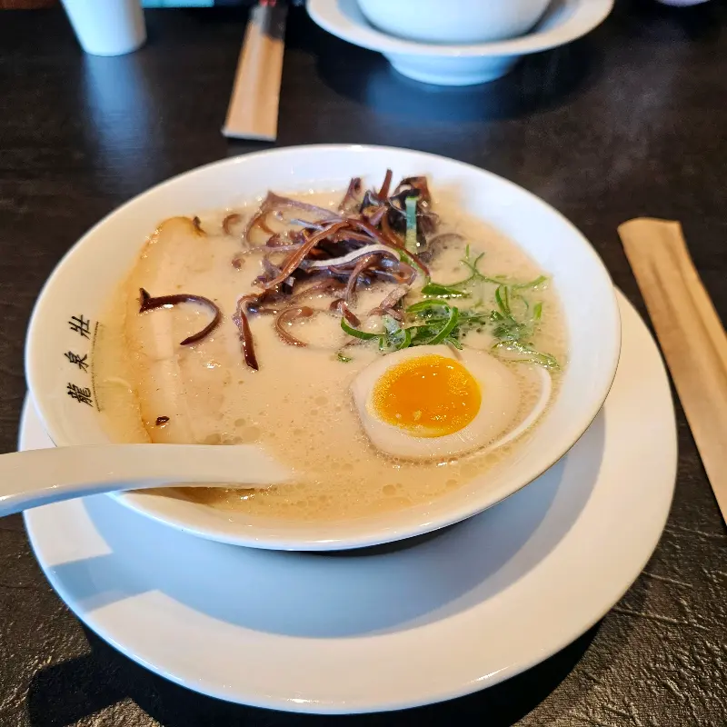 뽀얀 국물이 매력적인 돈코츠 라멘