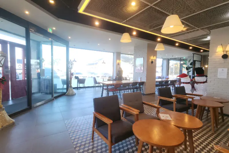 넓고 테이블 간 간격이 넓은 할리스 커피 내부