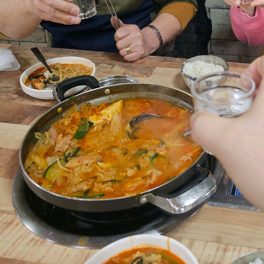 술 한 잔과 함께 즐기는 곱창전골