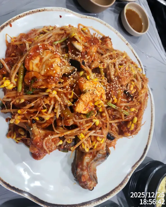푸짐하게 담긴 아구찜 한 상