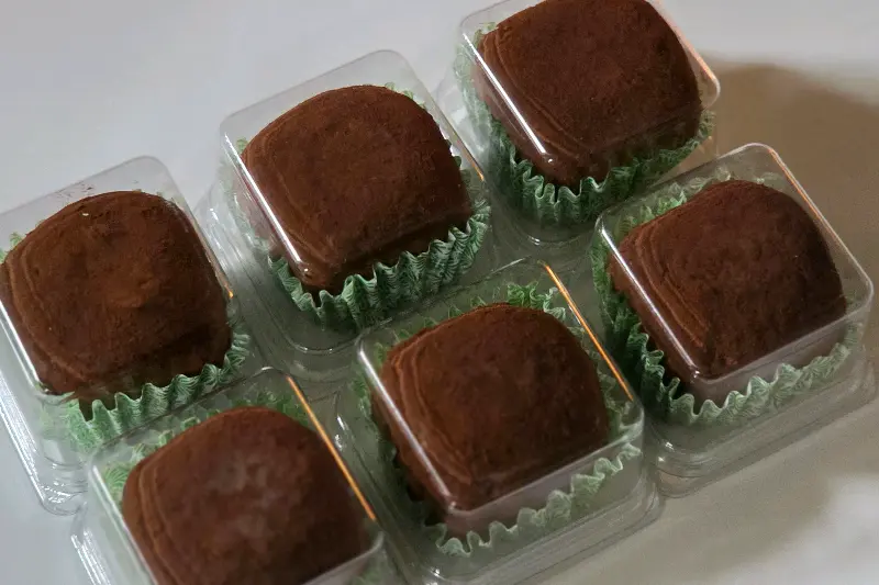 투명한 플라스틱 용기에 담긴 초콜릿 디저트들