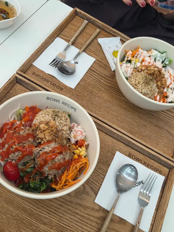 다양한 토핑의 포케