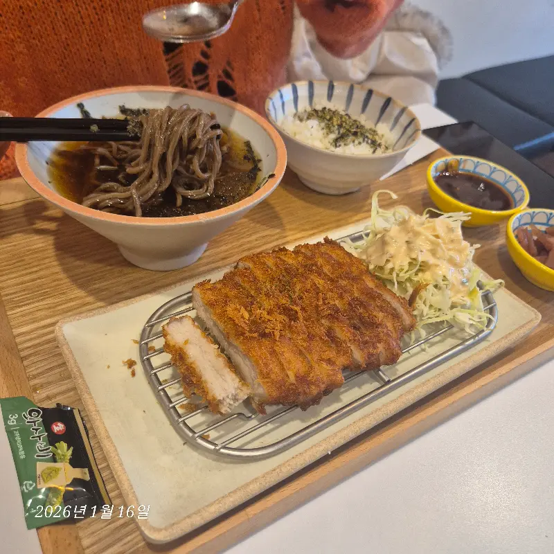 돈까스 정식과 냉모밀의 조화, 깔끔하게 차려진 한 상 차림