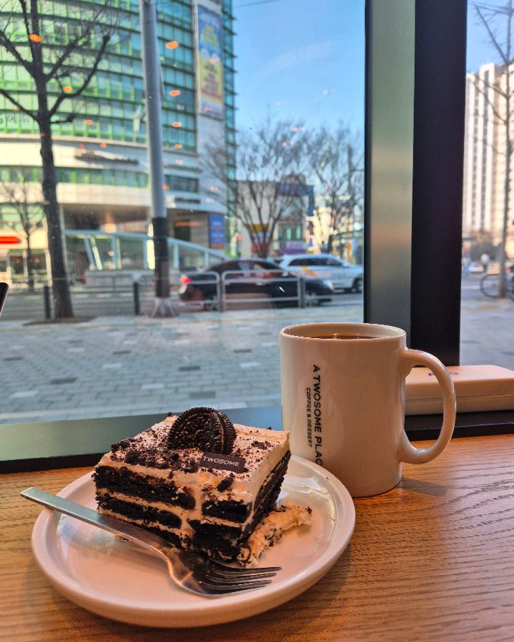 아메리칸 쿠키 크런치 케이크와 아메리카노