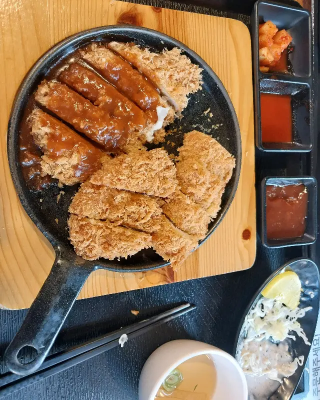 철판 위에서 지글거리는 돈까스