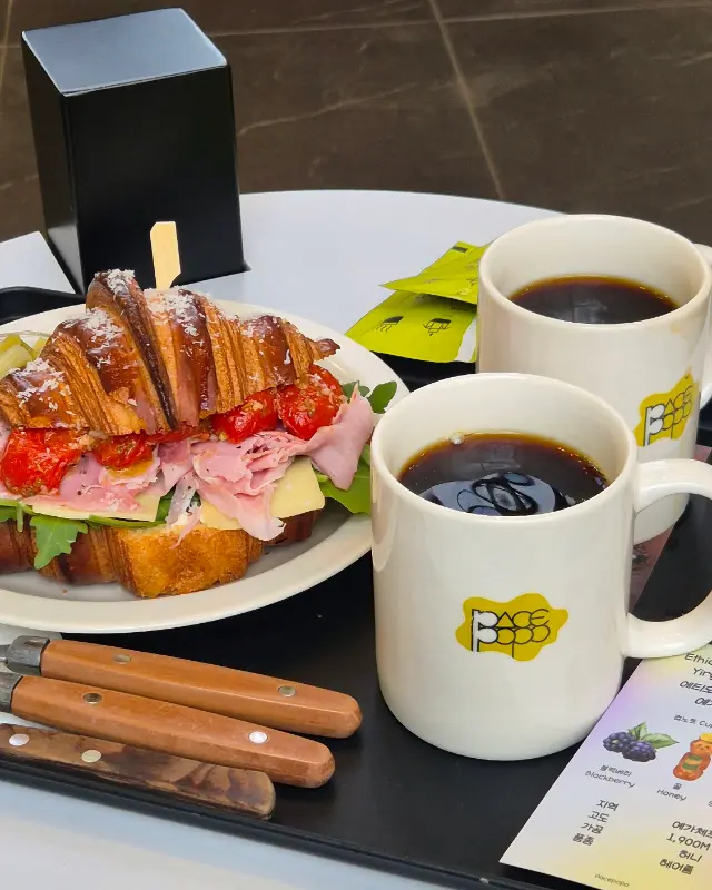 크로와상 샌드위치와 커피