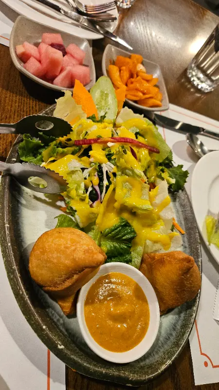 사모사가 곁들여진 샐러드