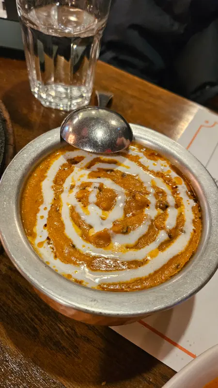 크림이 올려진 커리