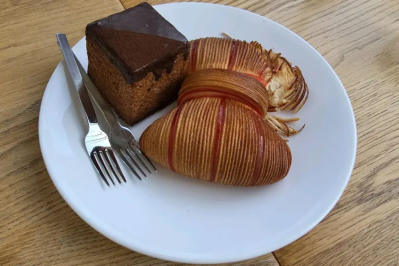 두오모 케이크와 크루아상