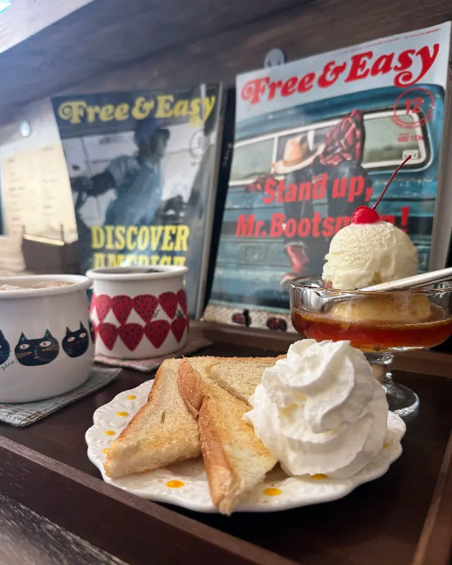 푸딩과 토스트, 음료가 함께 놓인 쟁반