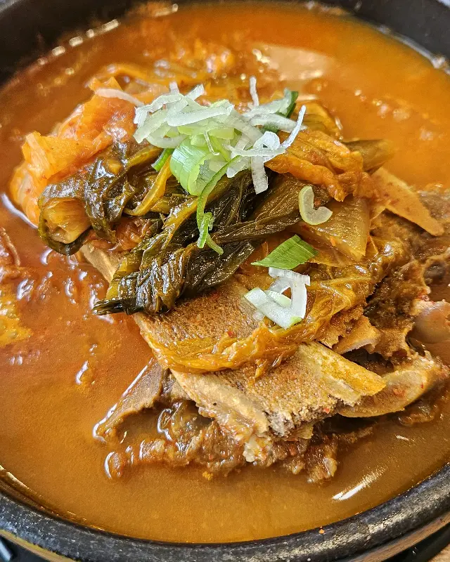 푸짐한 묵은지 감자탕의 비주얼