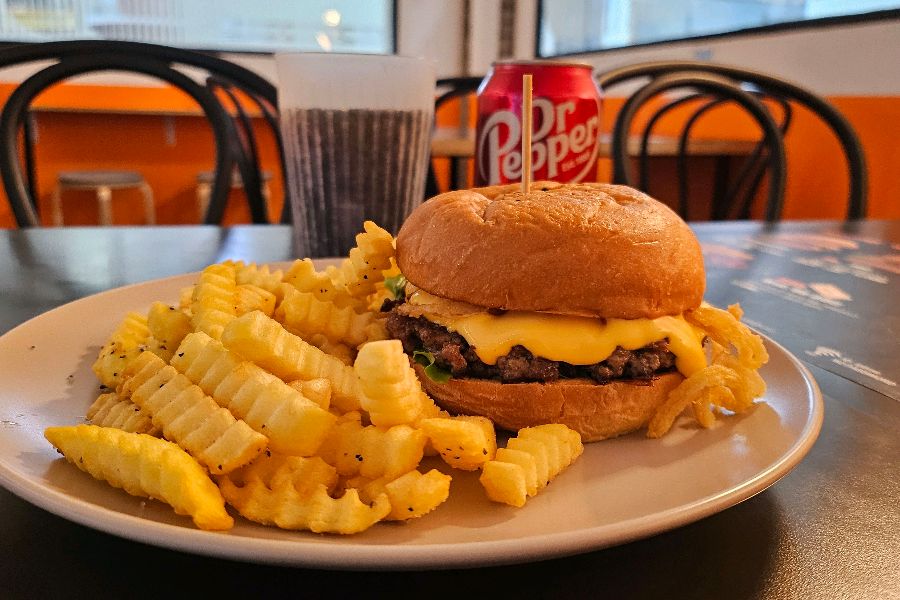 세련된 인테리어가 돋보이는 세컨드코너 내부