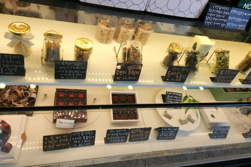 쇼케이스 안 초콜릿 진열 모습