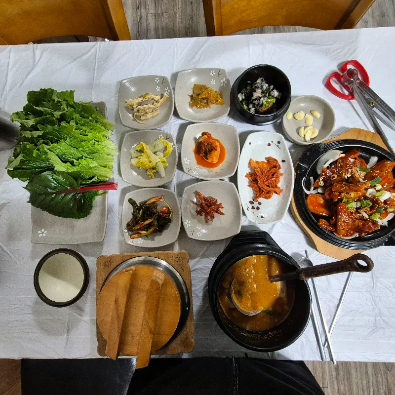 푸짐한 우렁 제육 쌈밥 한 상 차림