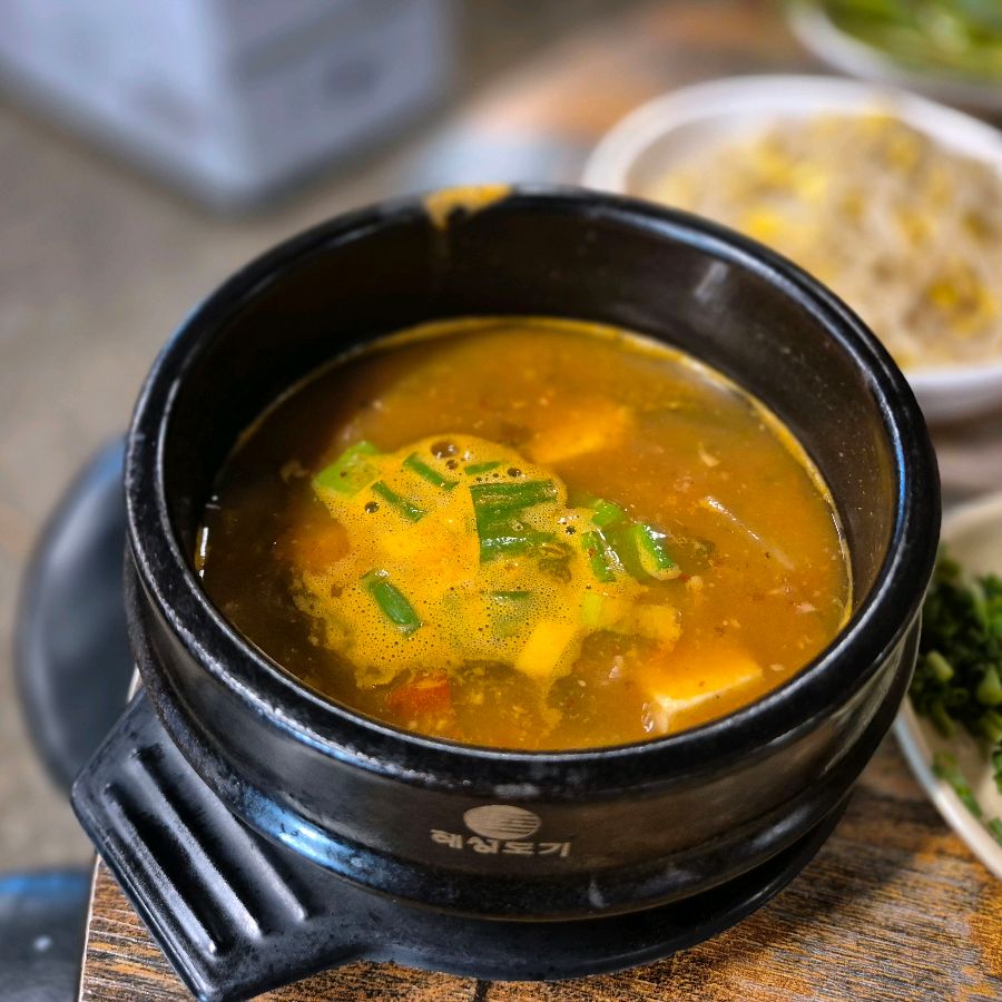 뚝배기에 담겨 나오는 된장찌개의 모습