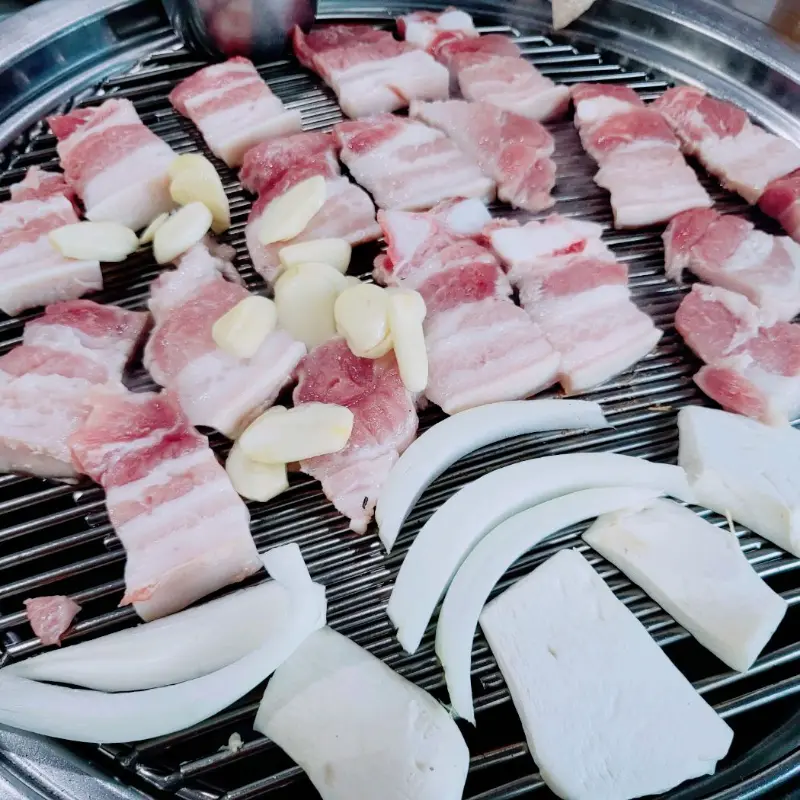 불판 가득 고기와 마늘