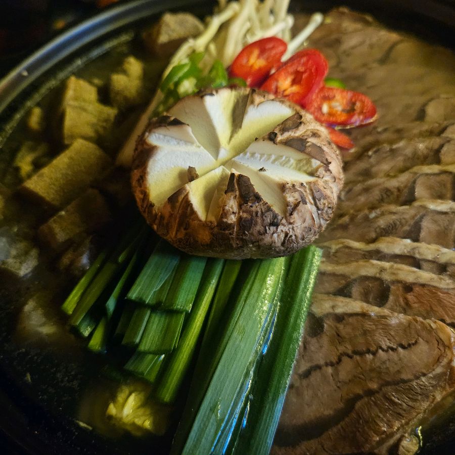 푸짐한 아롱사태와 스지가 담긴 스지전골