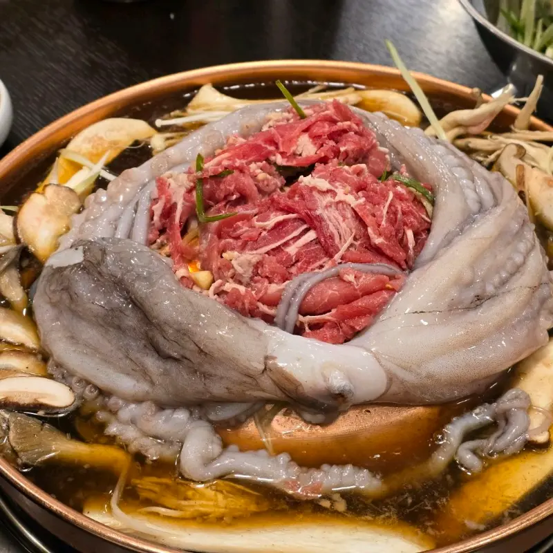 돼지불고기를 신선한 쌈 채소에 싸서 먹는 모습