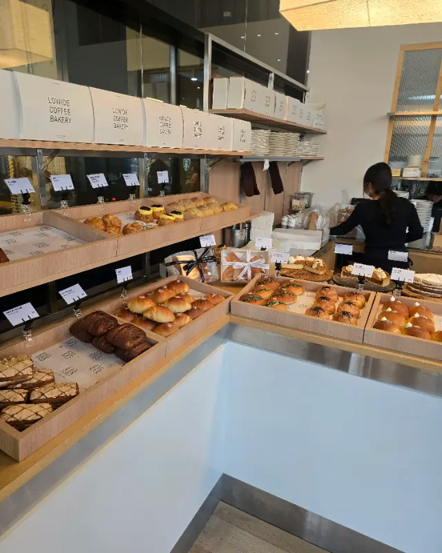 다양한 빵들이 진열된 로와이드 내부