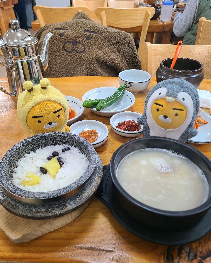 인형들과 함께 차려진 설렁탕과 돌솥밥
