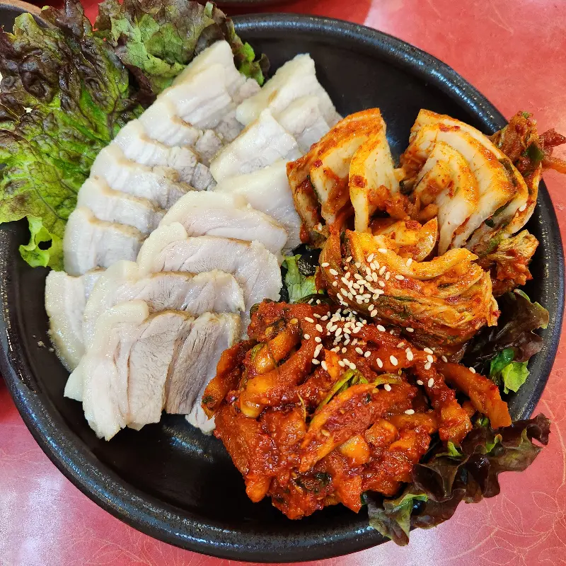 윤기가 흐르는 보쌈과 먹음직스러운 김치