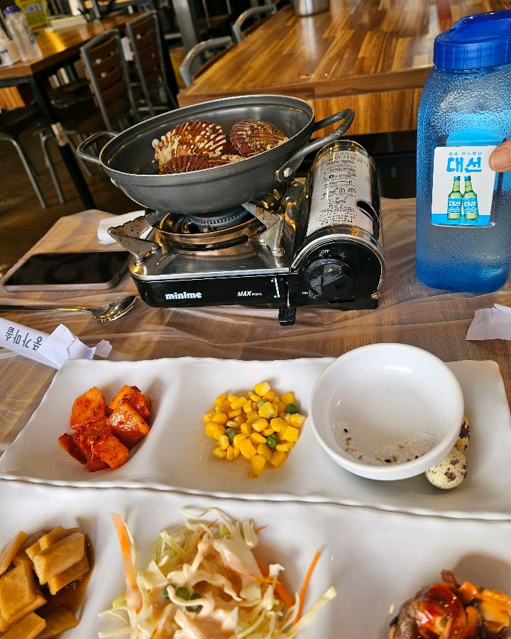 전복죽과 다양한 해산물 요리