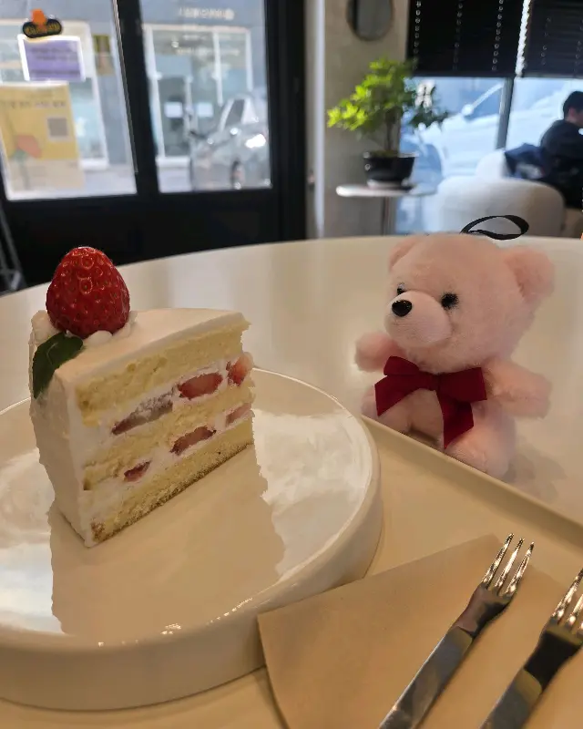 딸기 케이크와 곰인형